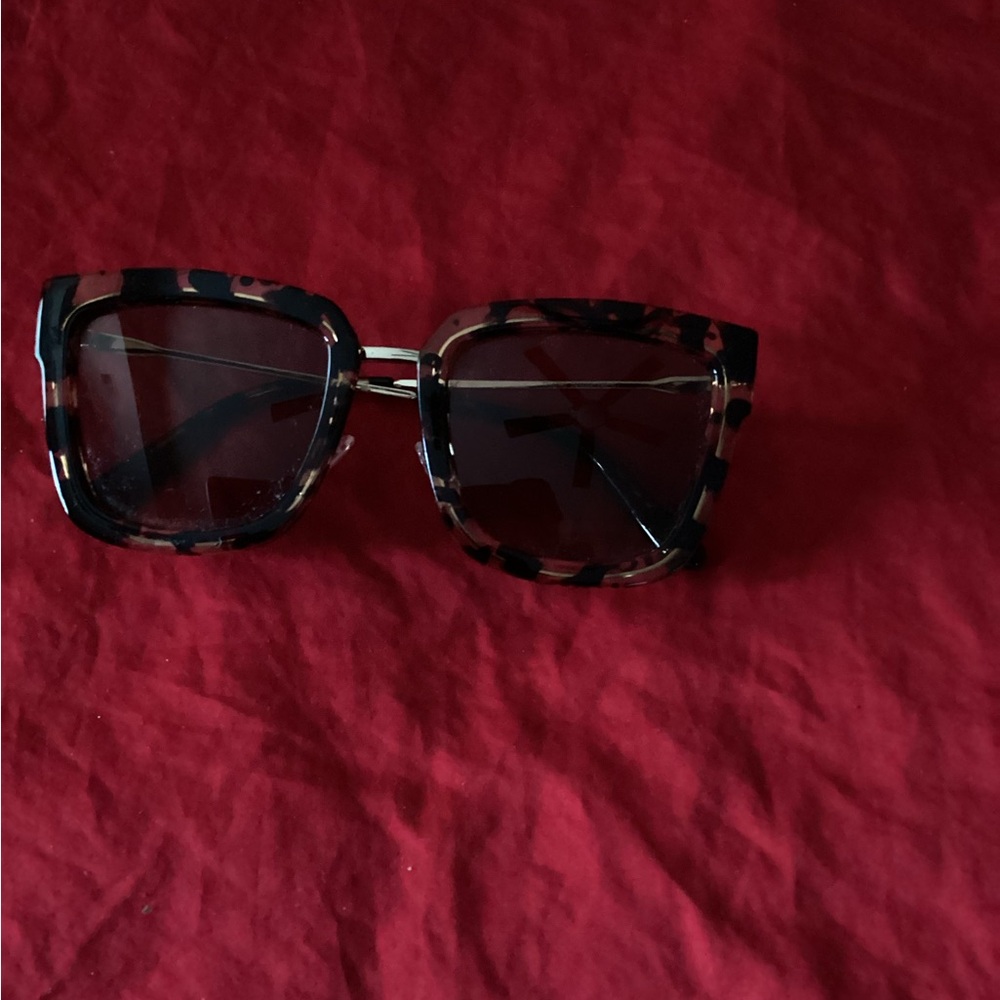 Tortoise Shell Square Sunglasses - Picture 4 of 4